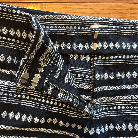 Loft Black & White Aztec Print Tribal Shorts Size 4 - Picture 8 of 11